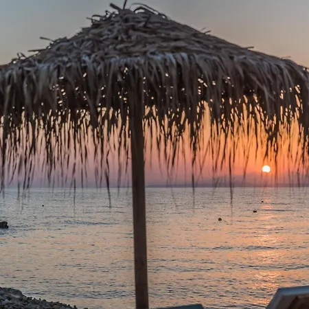 Апарт-отель Golden Coast Boutique - Luxury Living 4*